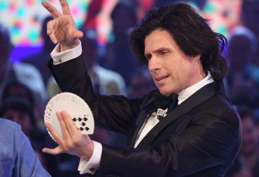 Raul Cremona entra negli studi di 105 Friends PT1