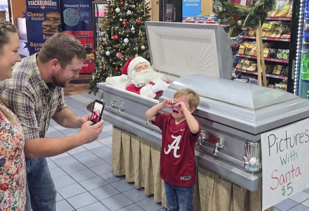 Il Babbo Natale più strano del web è sdraiato in una bara