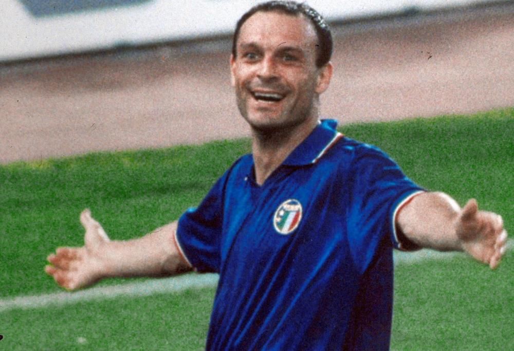 Un grande campione del calcio del passato che negli anni 90 ha fatto sognare tutti gli Italiani: Totò Schillaci entra nella casa di Max Brigante