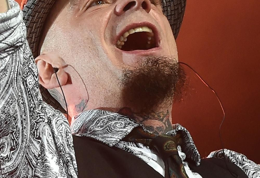 J-AX entra nella casa di Max Brigante