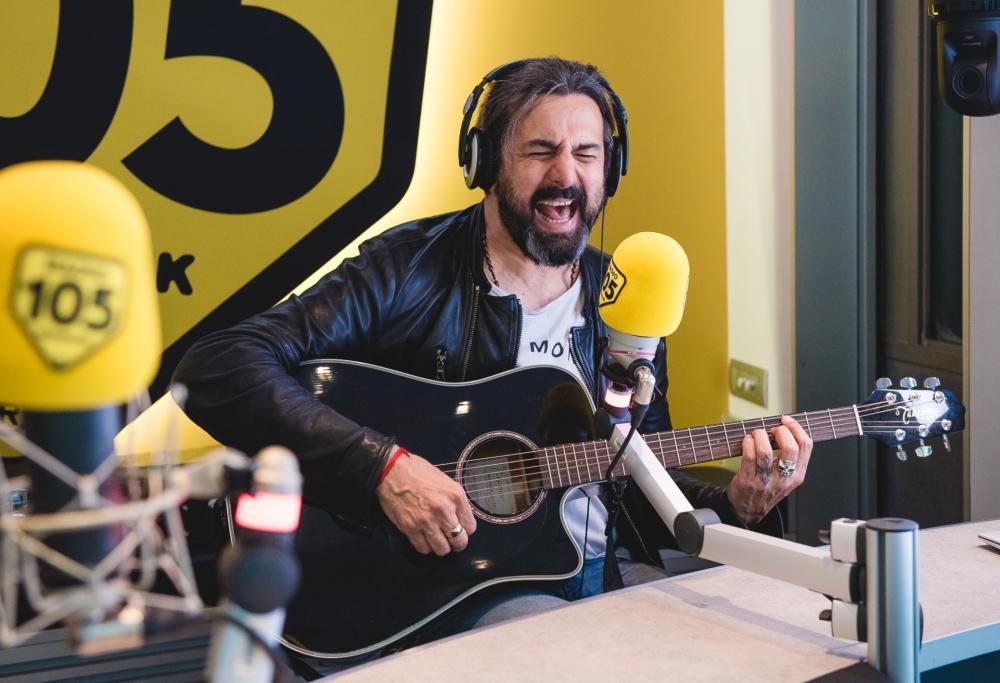 Omar Pedrini a 105 Mi Casa canta live  alcune canzoni dei Timoria