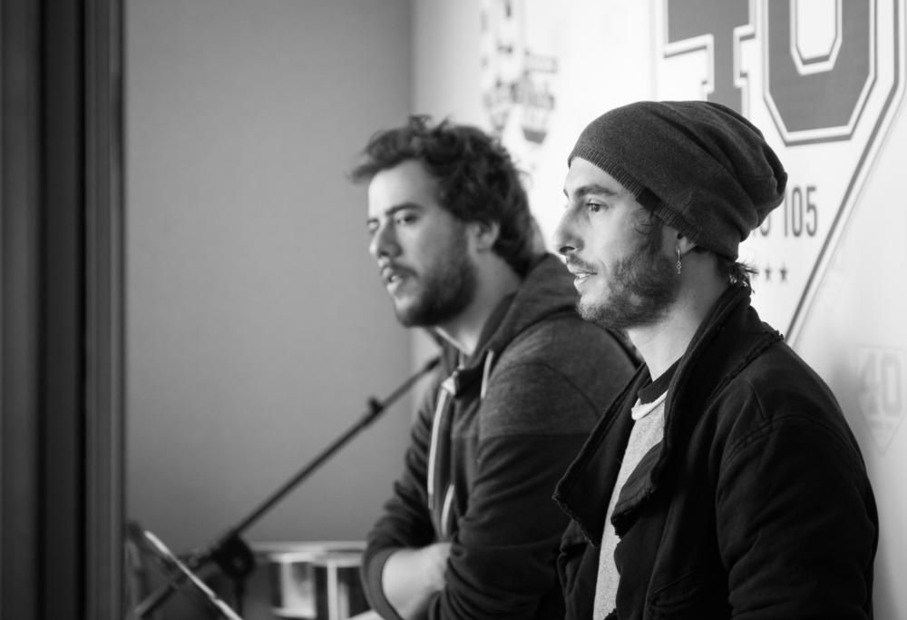 I Panpers cantano live la loro parodia di "Ma che ne sanno i 2000"