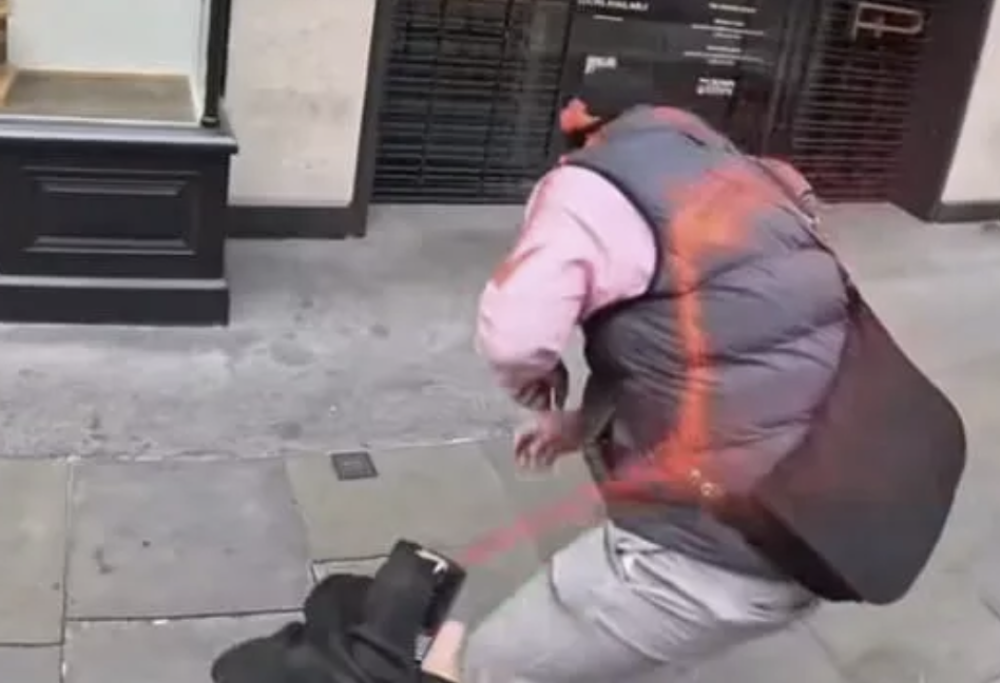 Londra, i pickpocket imbrattati di rosso