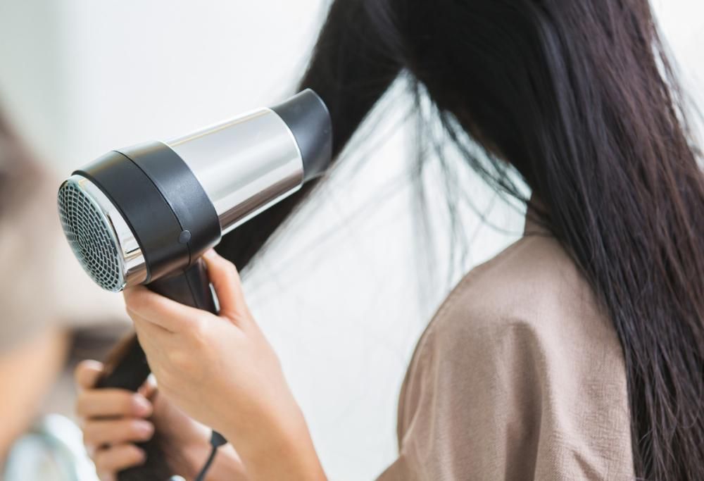 Capelli crespi in inverno: 4 rimedi naturali per una chioma perfetta