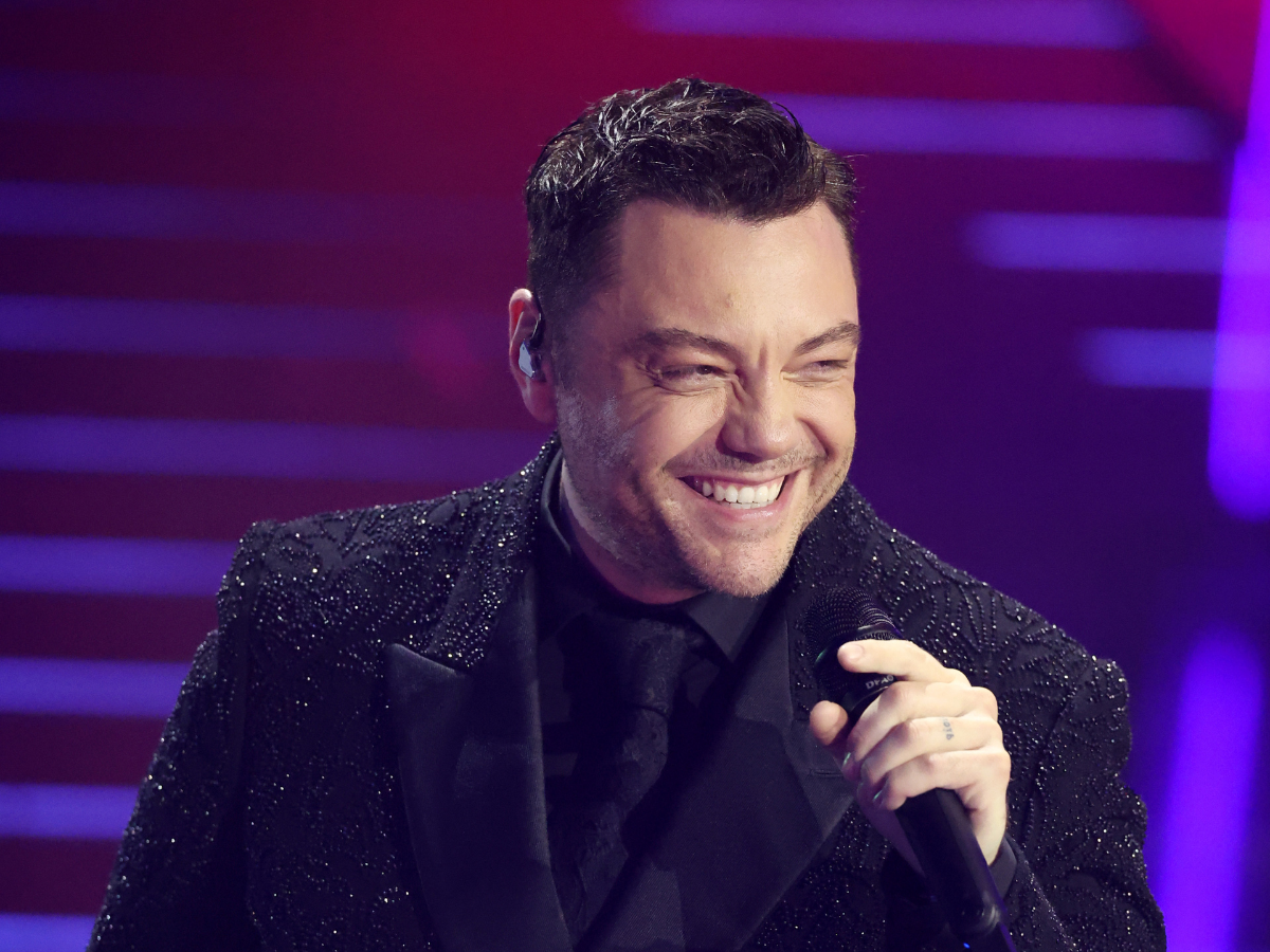 Tiziano Ferro a Sanremo 2026: il medley infiamma l’Ariston