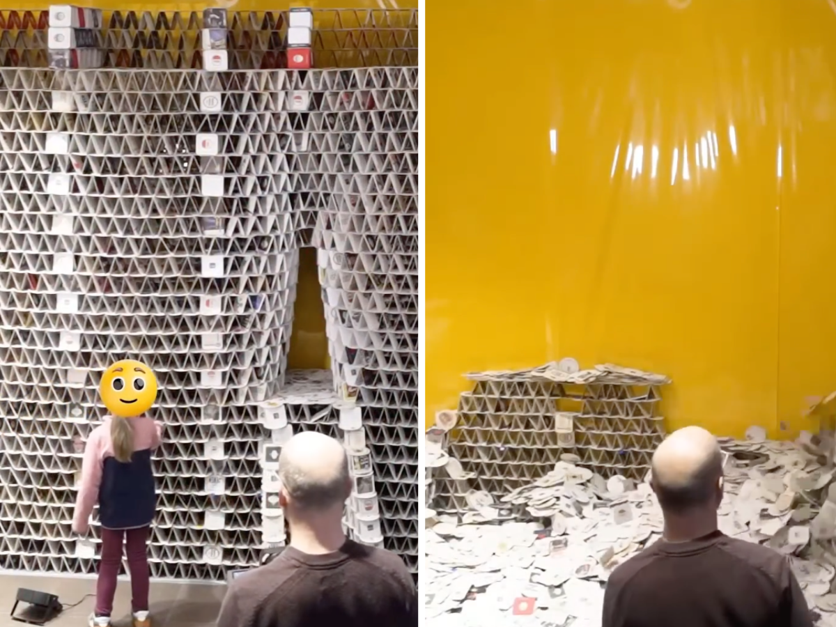 Una torre di 63.000 sottobicchieri abbattuta da una bambina: il video