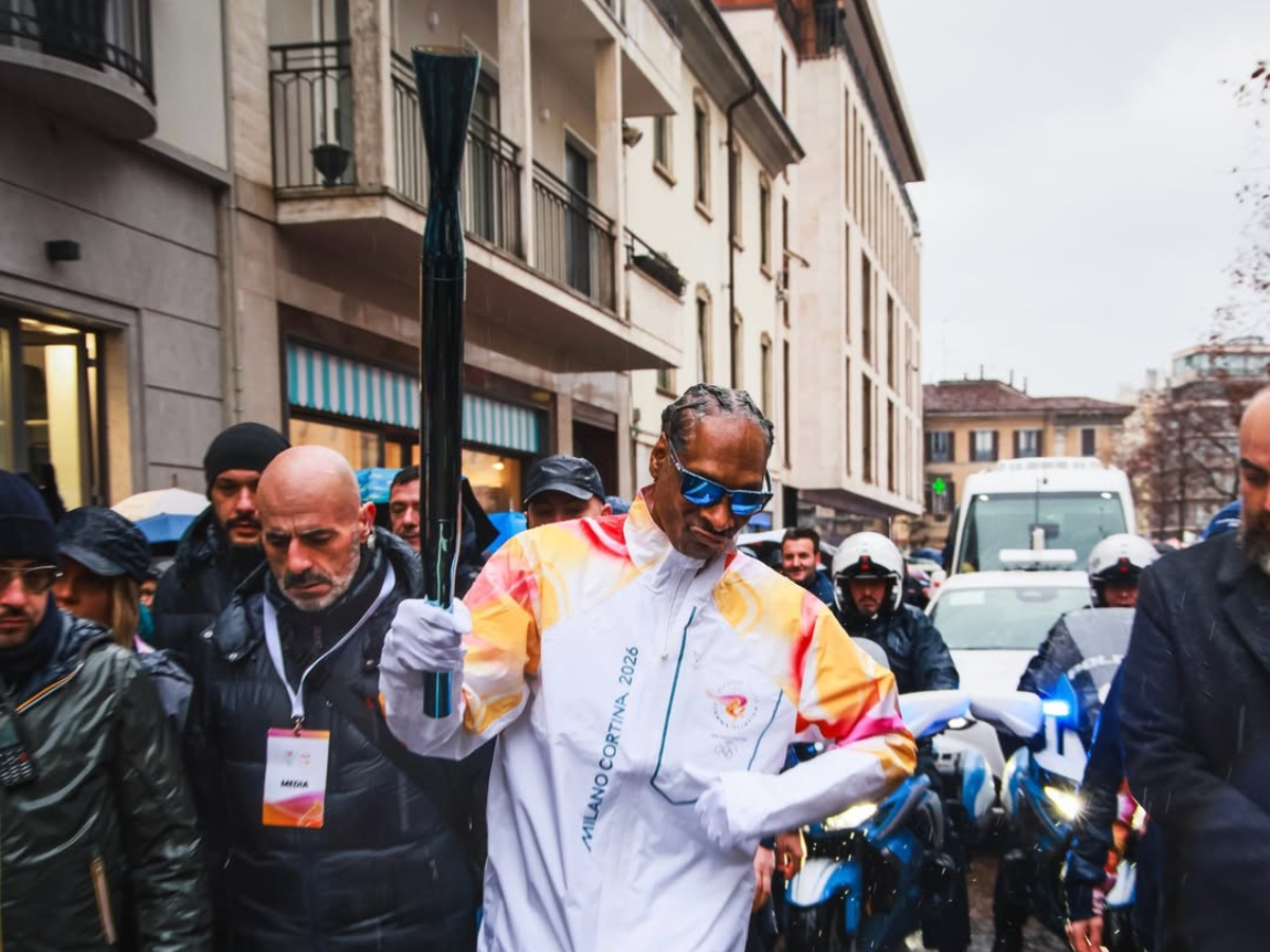 Snoop Dogg a sorpresa tedoforo a Gallarate di Milano-Cortina 2026