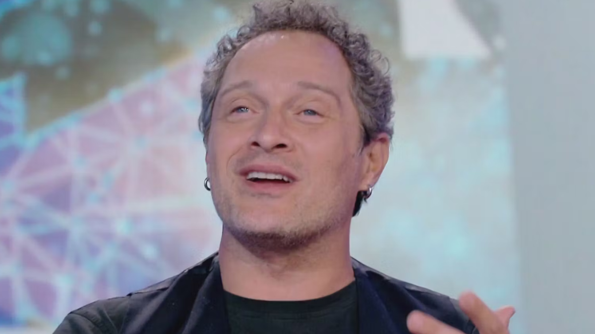 Claudio Santamaria a Sanremo 2026 con Malika Ayane: chi è l’attore?