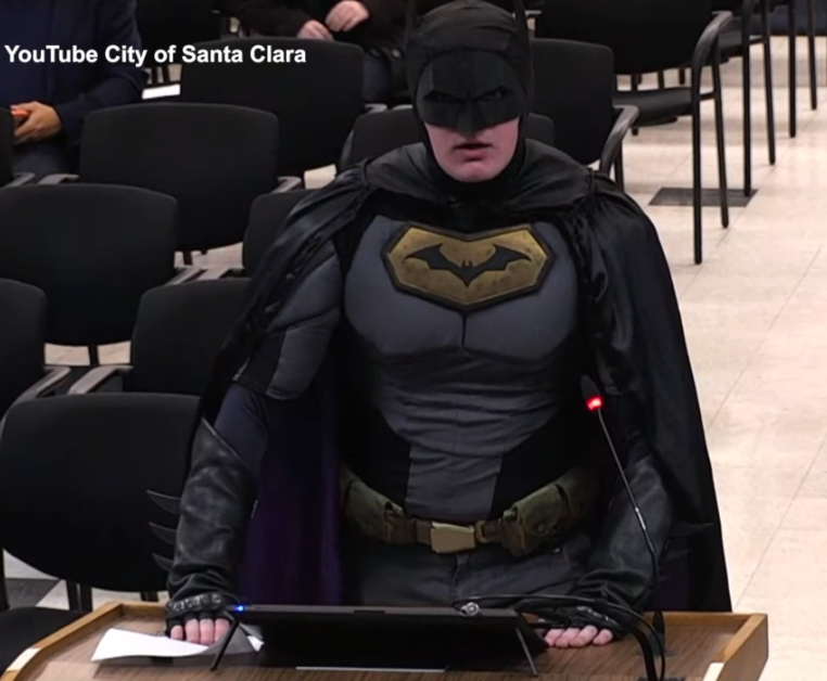 Cosa ci fa un uomo vestito da Batman in consiglio comunale?