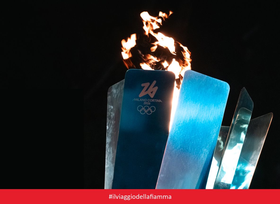 "E aspiette che chiove...". I The Jackal, tedofori a Napoli sotto la pioggia