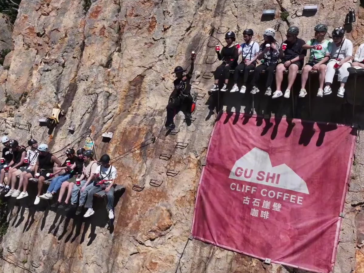 Bere un caffè a 70 metri d'altezza: la sfida estrema in Cina