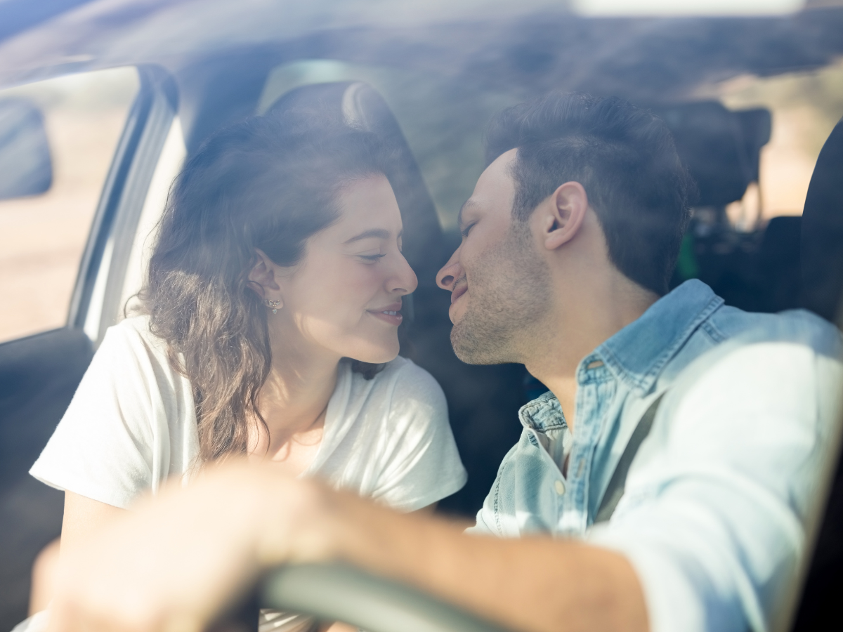 Come capire se c’è attrazione fisica dai segnali del corpo