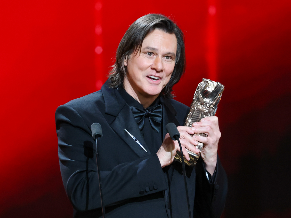 Jim Carrey irriconoscibile ai Premi César, la teoria: “È un clone”