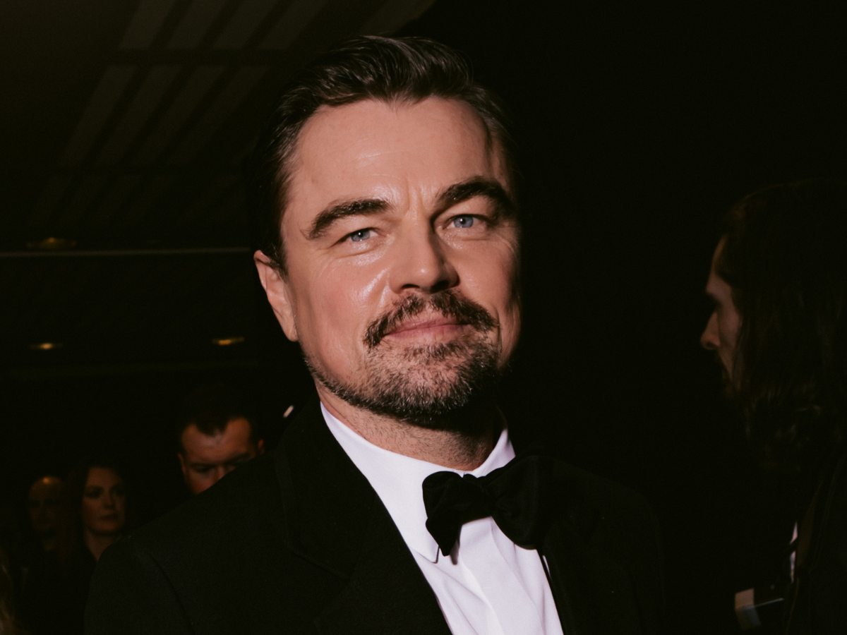 Leonardo DiCaprio baffuto e con la pancia nel film di Scorsese