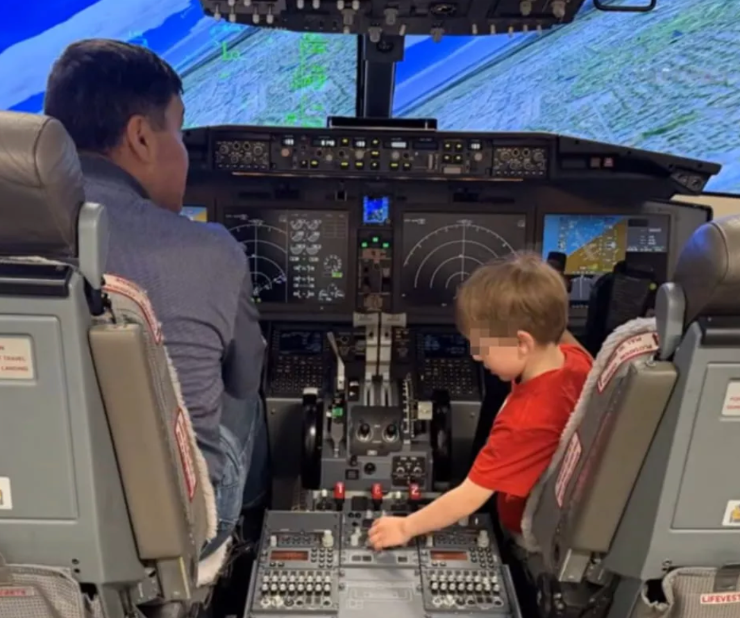 Bambino di 5 anni scopre un errore sul manuale di un aereo