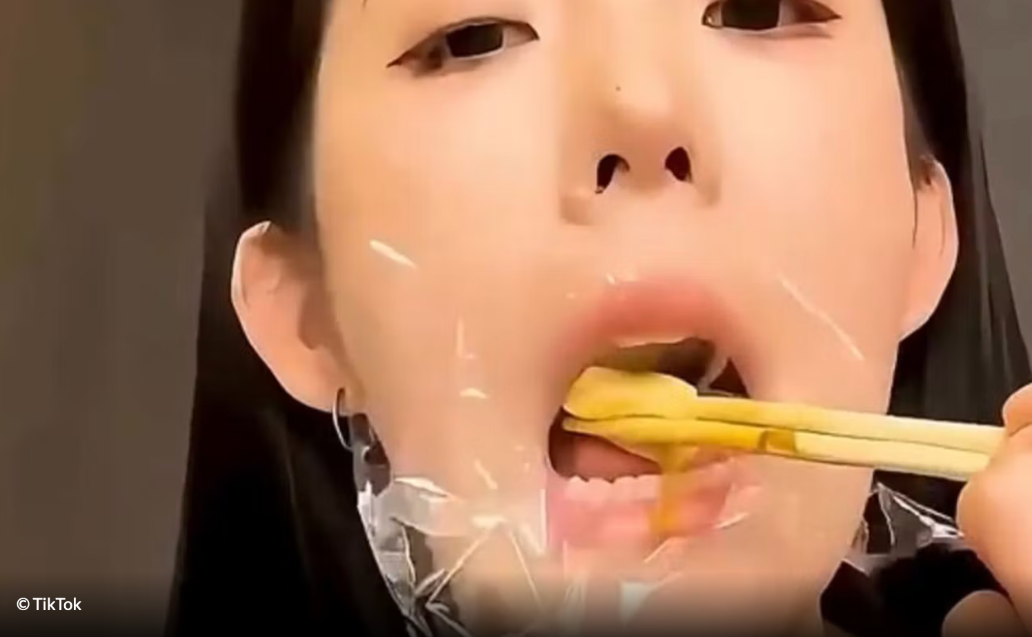 TikTok, giovani cinesi masticano cibo avvolto nella plastica per sentirsi sazi