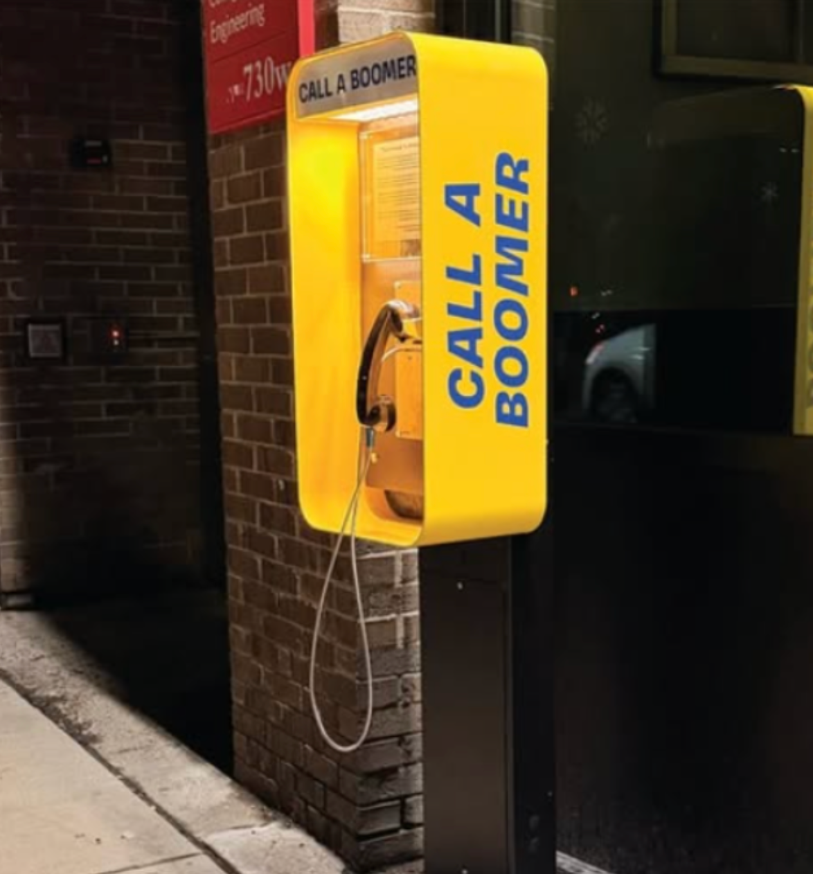 Nasce la cabina telefonica Call a boomer, contro l’isolamento generazionale