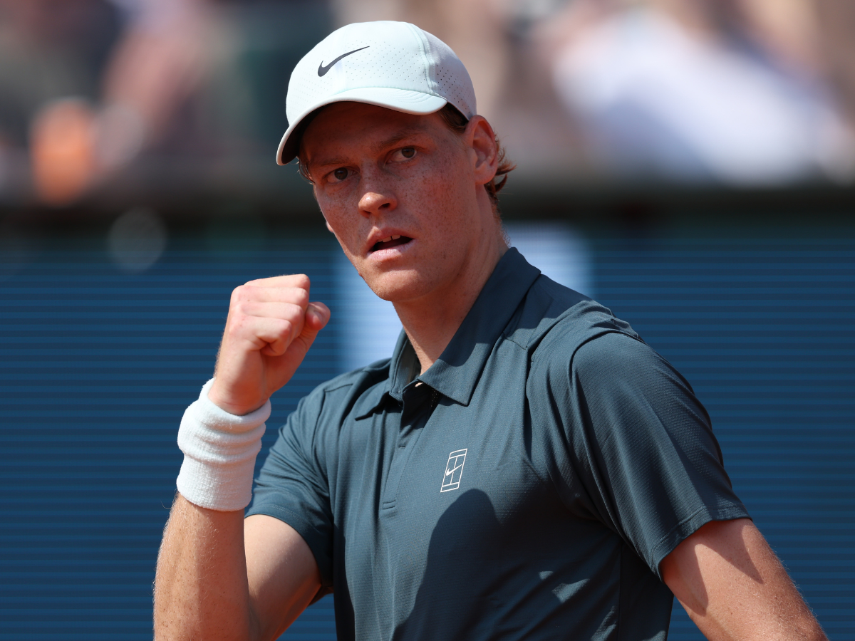 Sinner vince a Montecarlo, poi il siparietto sul trampolino: il video