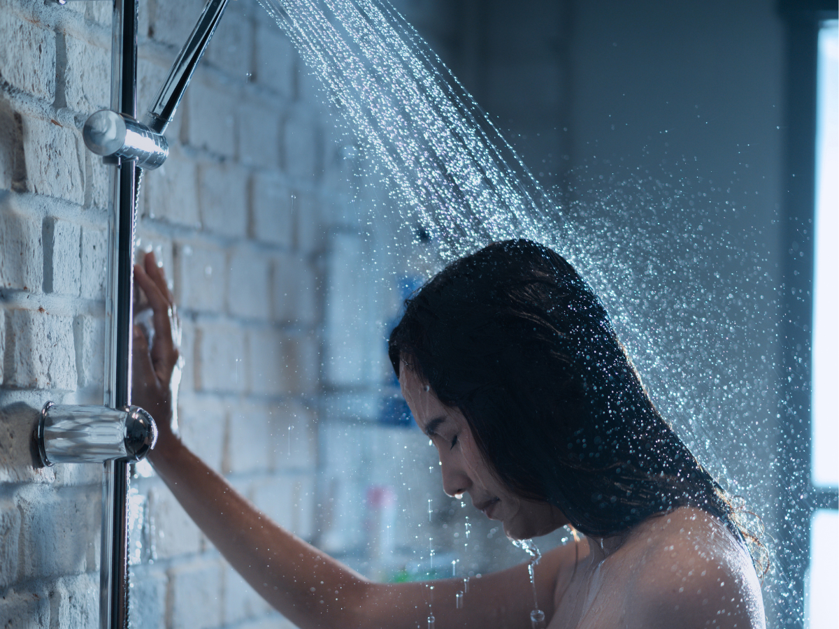 “Doccia al buio”: il nuovo trend che sostituisce gli smartphone