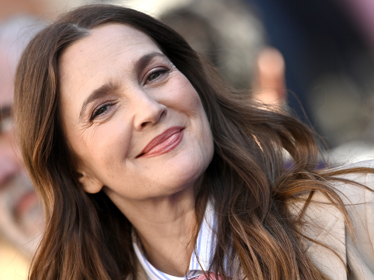 Drew Barrymore parla del corpo che cambia: “Mi sento poco attraente”