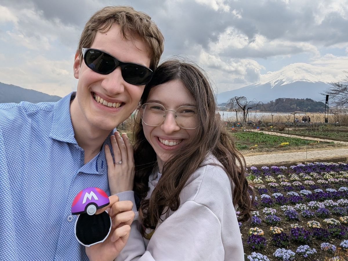 Proposta di matrimonio a tema Pokémon: l'anello è in una Master Ball
