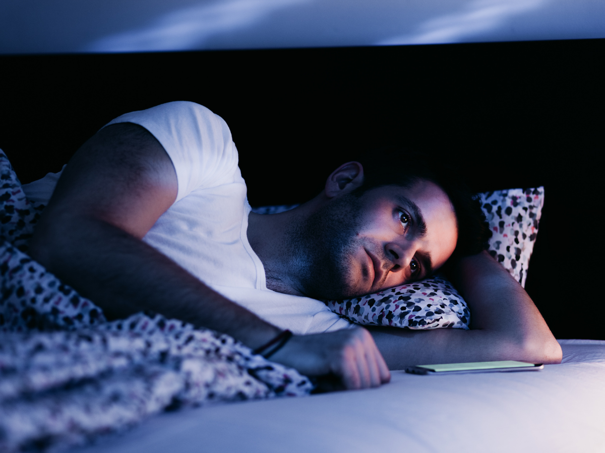 Dormi male in primavera? Ecco cosa ti sta succedendo davvero