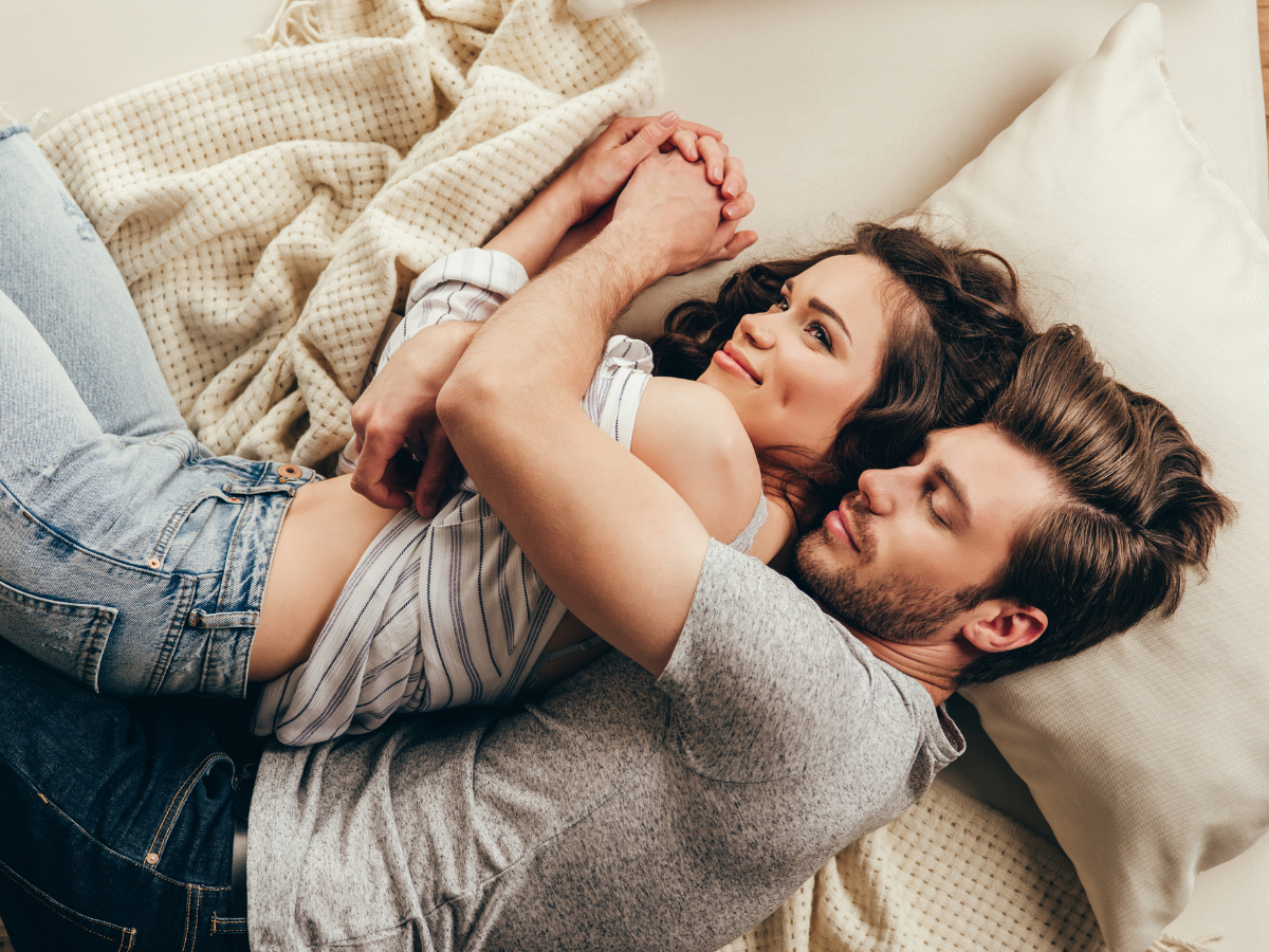 Il potere del silenzio nelle relazioni: perché rafforza l’amore