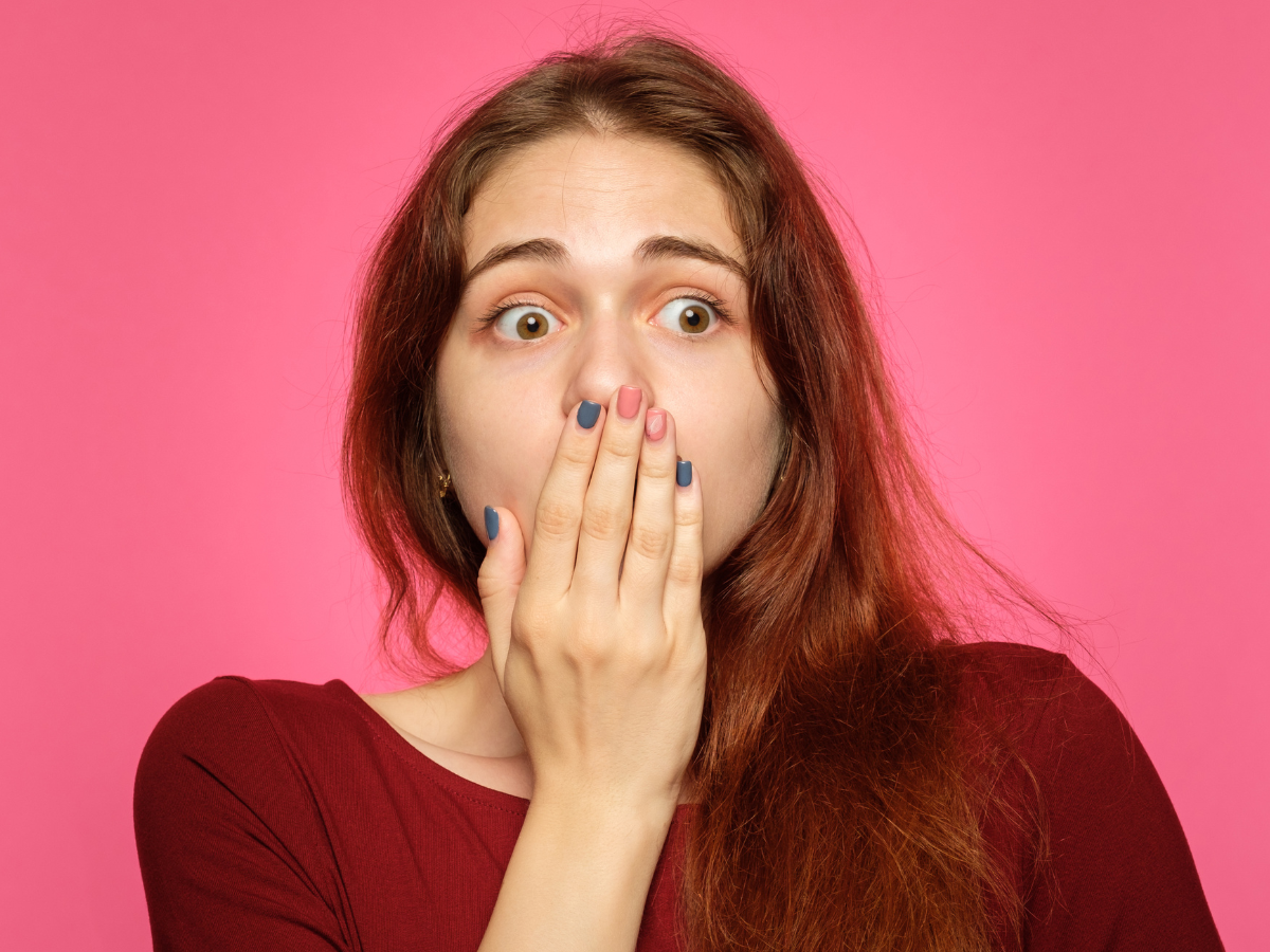 “Fingo con entrambi”: la doppia vita di una donna con due fidanzati