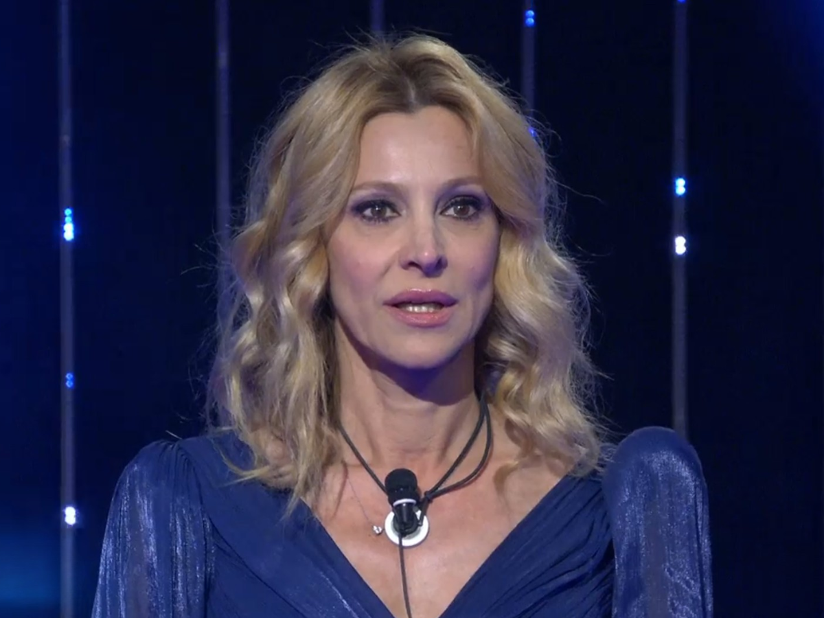 “Grande Fratello Vip”, Adriana Volpe lascia la Casa: cos’è successo