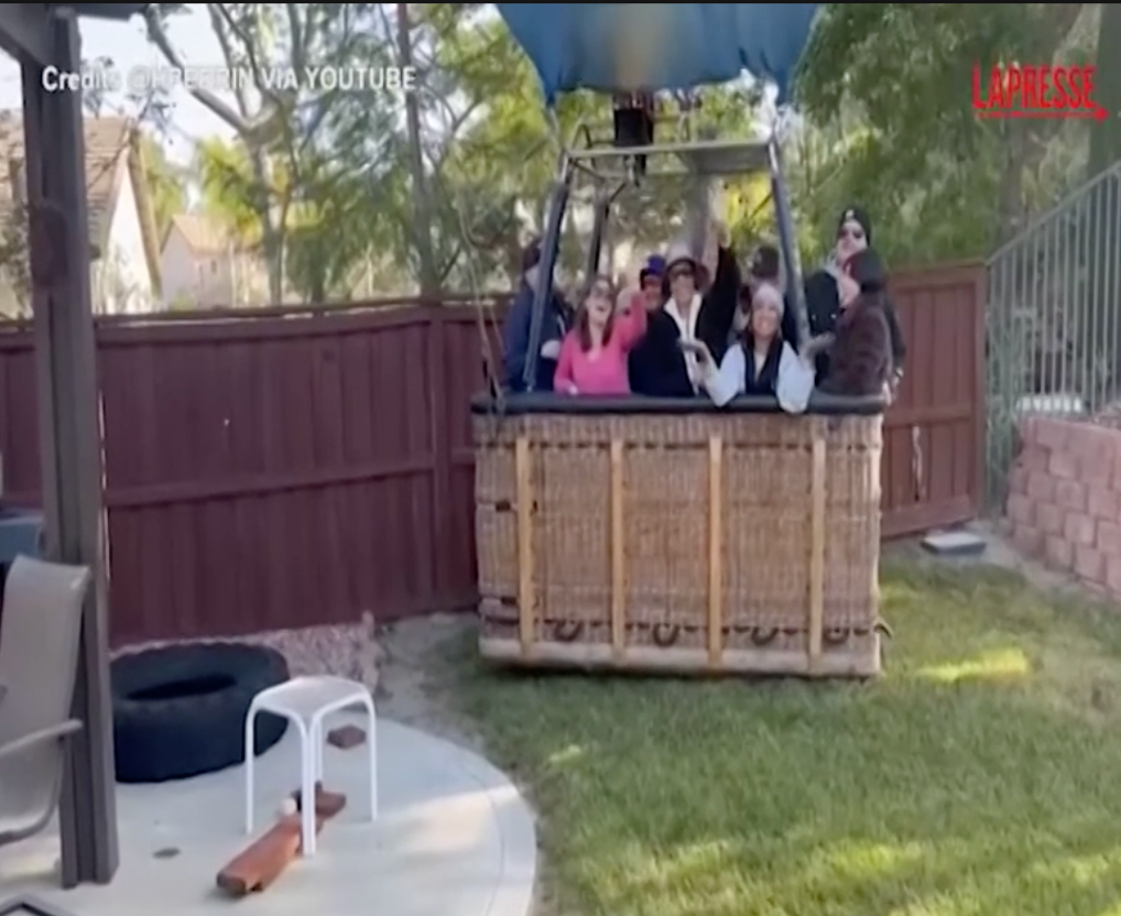 Si svegliano e trovano 13 persone in una mongolfiera in giardino