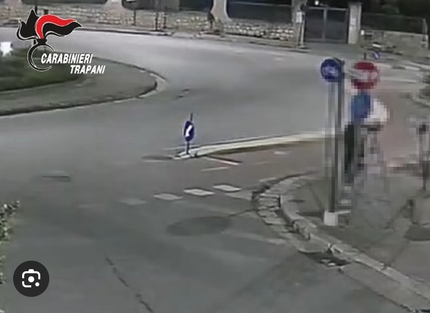 Di notte sostituiva e invertiva i cartelli stradali, denunciato