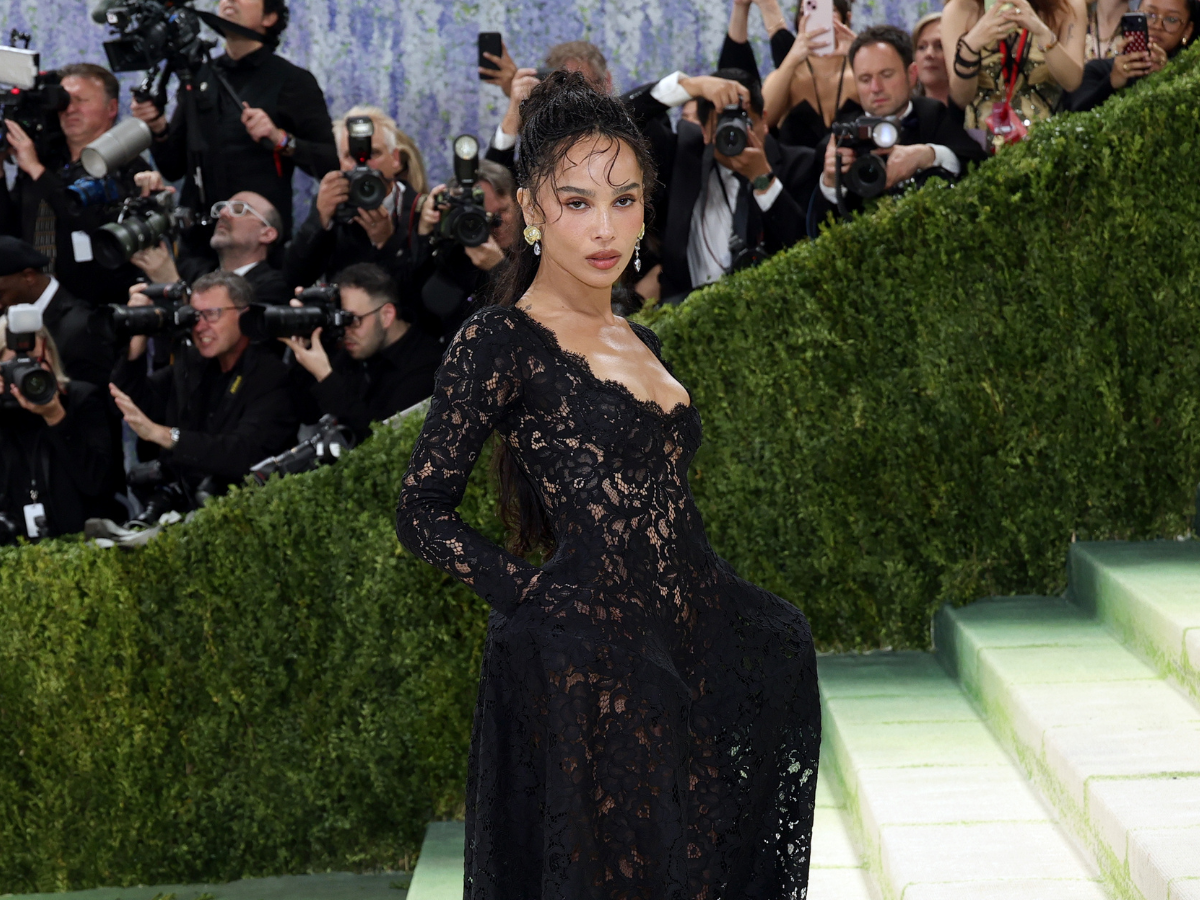Zoë Kravitz al Met Gala 2026: perché ha nascosto la mano sinistra?