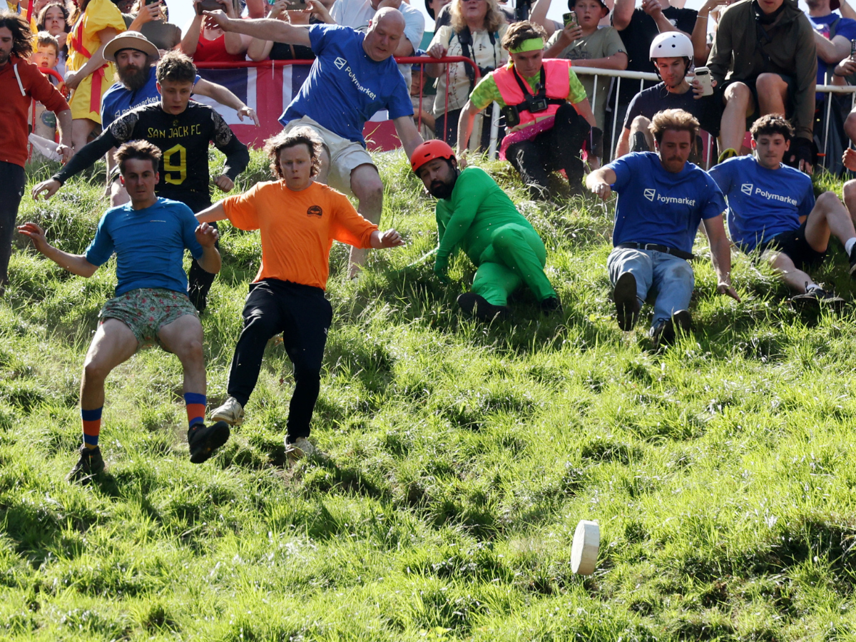 Cheese Rolling: la folle corsa del formaggio giù dalla collina