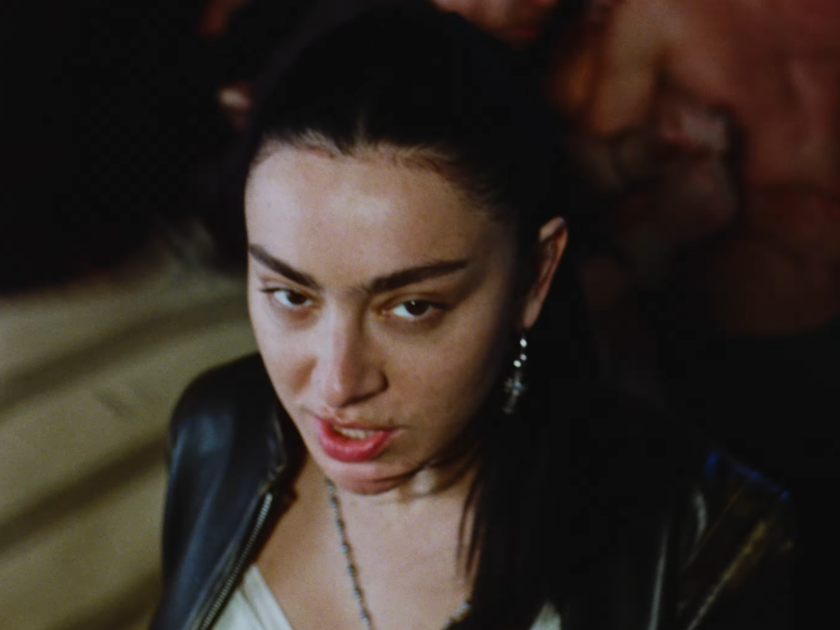 “Rock Music” di Charli xcx: testo, traduzione e significato del brano