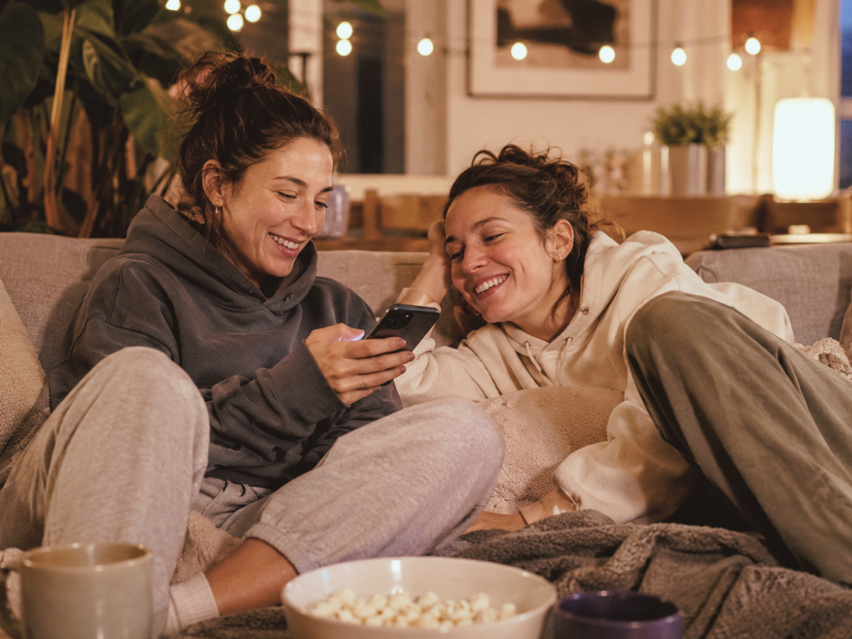 Couch Friend: perché l'amico “da divano” è il legame più vero