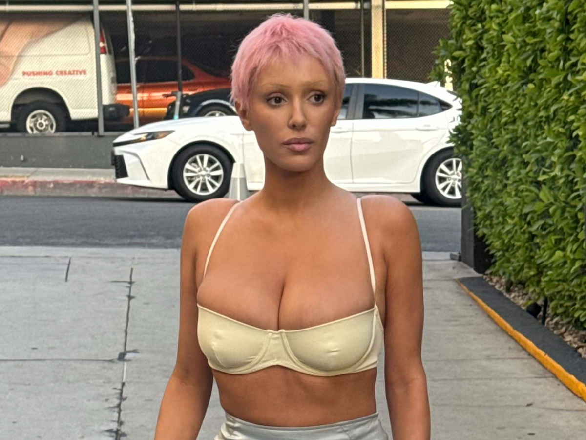 Bianca Censori cambia look: ora è bionda e torna a mostrare tutto