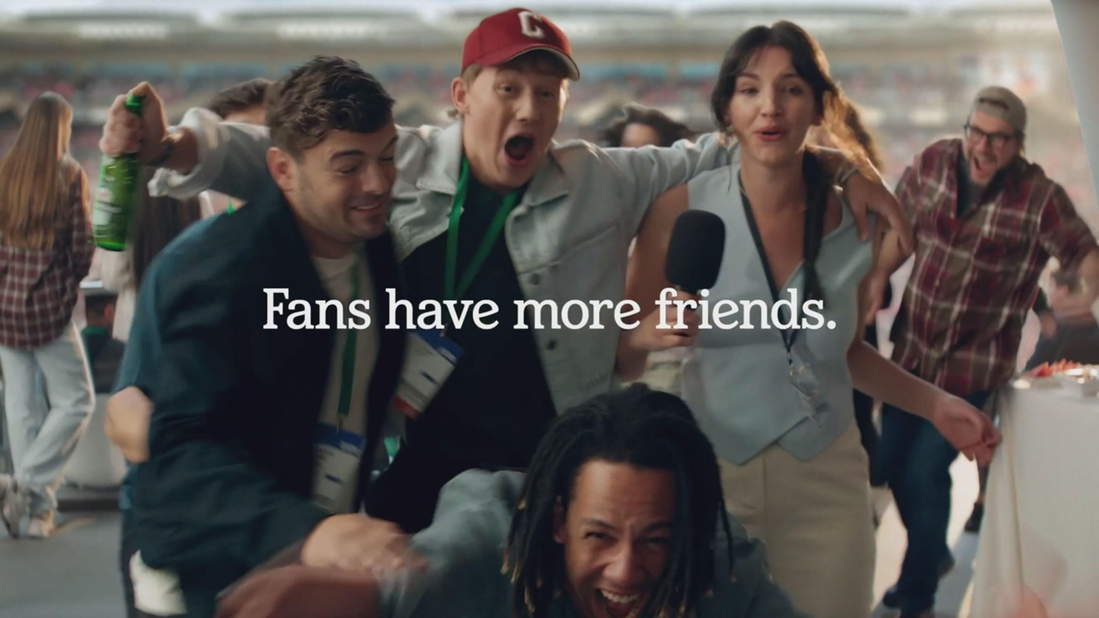 Fans Have More Friends: la nuova campagna Heineken celebra il potere delle passioni condivise