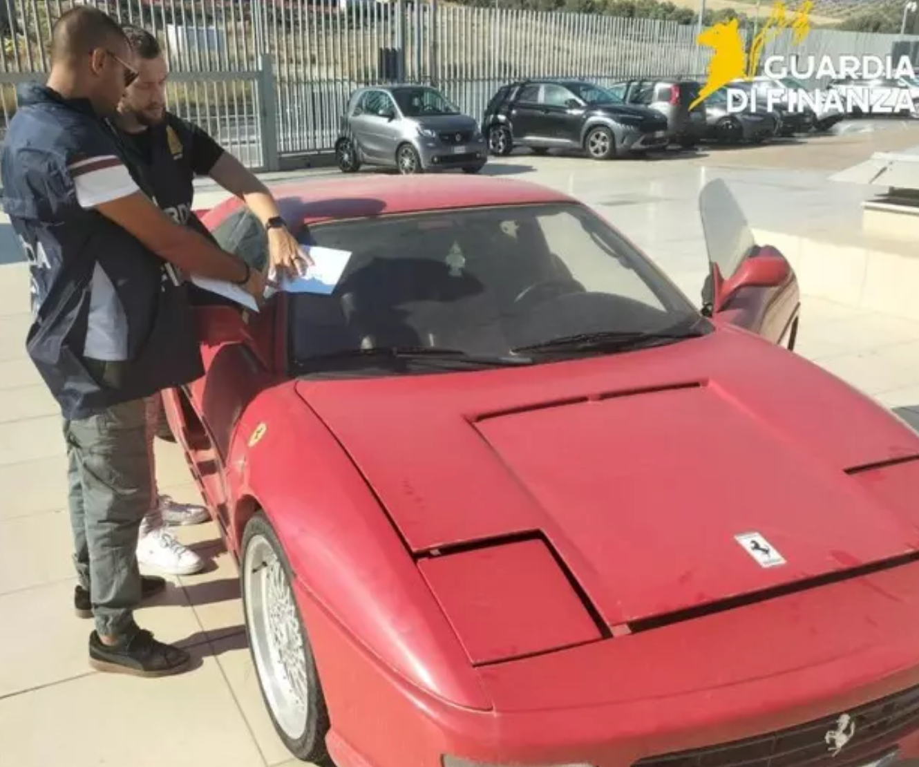 Modificano una Toyota e la vendono come Ferrari F355 GTS