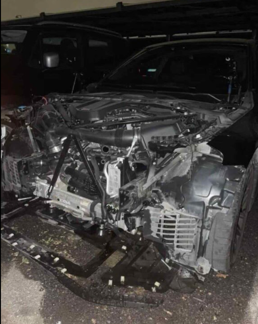 Parcheggia a 29 euro al giorno in aeroporto e trova l’auto fatta a pezzi