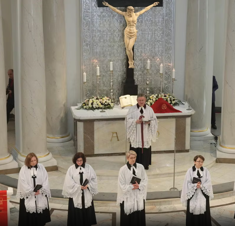 Verona, mancano sacerdoti e reclutano donne