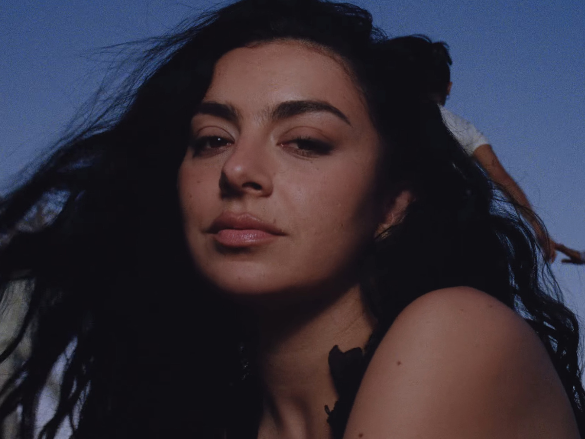 Charli xcx: testo, traduzione e significato del brano “Wink Wink”