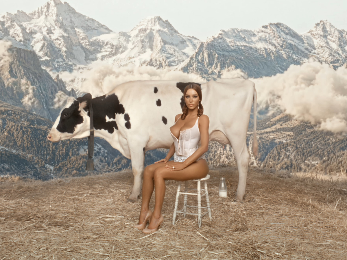 Bianca Censori e Kanye West, il videoclip hot fa discutere il web
