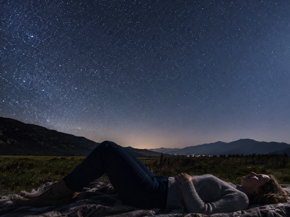 “Bagno di stelle”: il nuovo trend che puoi fare solo di notte