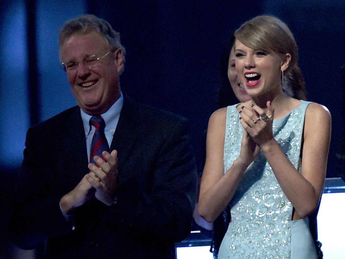 Matrimonio Taylor Swift, l’accordo da due miliardi voluto dal padre