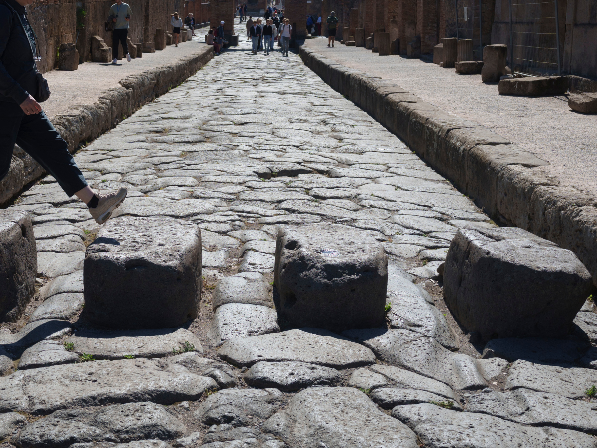 Acquazzone a Pompei: le “strisce pedonali” romane salvano i turisti