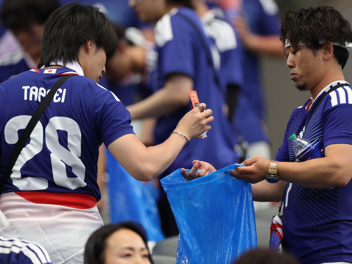 Il gesto virale dei tifosi giapponesi dopo la partita dei Mondiali