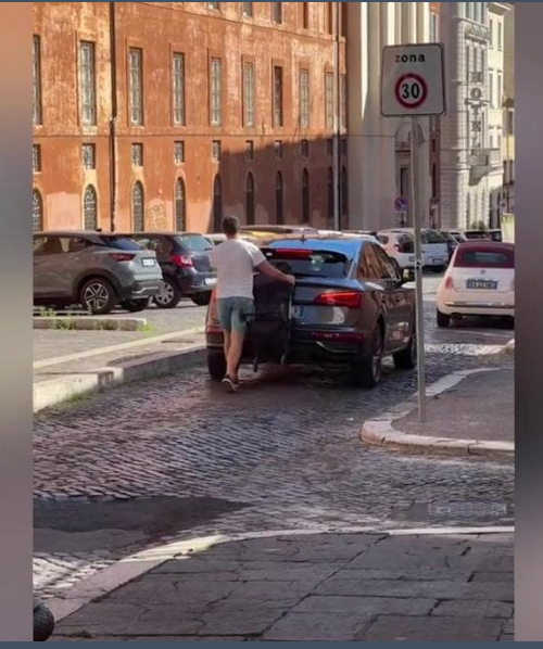 Aggira la ZTL nascondendo la targa con il passeggino