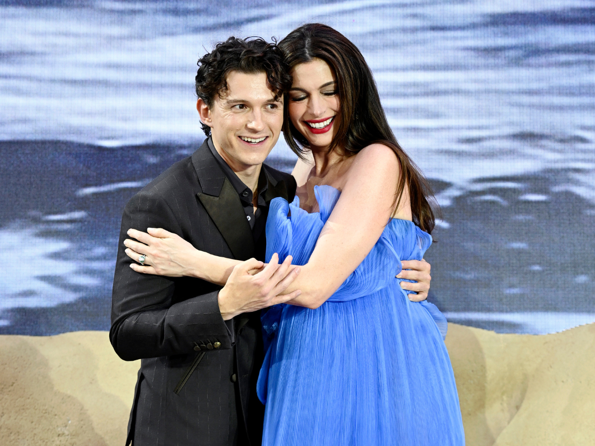 “Odissea”, Anne Hathaway elogia Tom Holland: “È il figlio dei sogni”