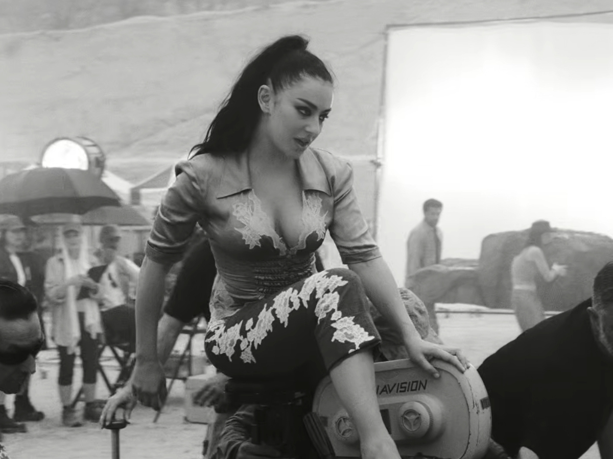 Charli XCX, è uscito “Camera”: testo, significato e traduzione