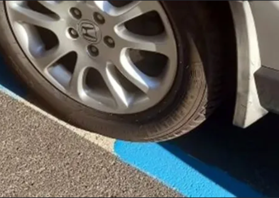 Parcheggia sulle strisce bianche e al mattino le ritrova blu. Multato